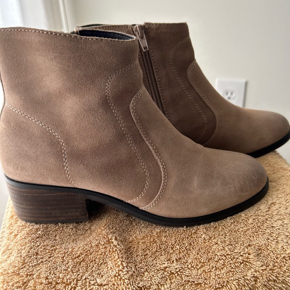 Tan taupe colored boots, looks like suede - Picture 3 of 6